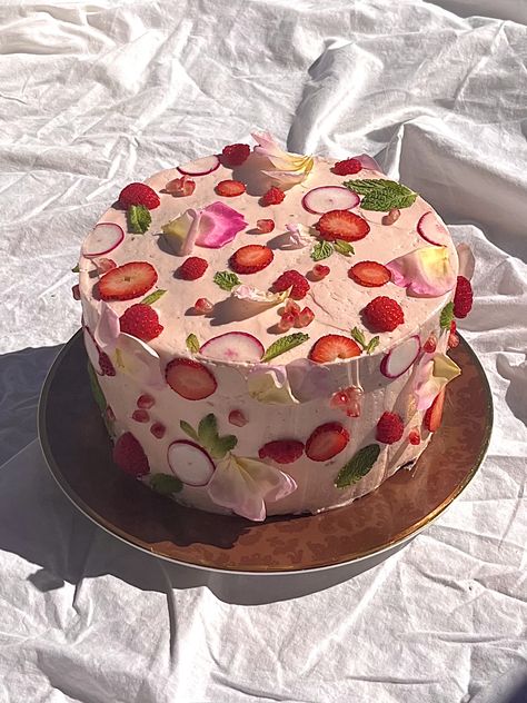 Raspberry Cake Decoration Decorating Ideas, Cute Strawberry Birthday Cake, Raspberry Buttercream Cake, Aesthetic Homemade Cake, Berry Decorated Cake, Strawberry Rose Cake, Raspberry Decorated Cake, Birthday Cake Berries, Strawberry Pistachio Cake