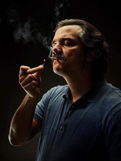 Cinemovie on Twitter: "“Amerika’da bir hücre yerine Kolombiya’da bir mezarı tercih ederim.” (Narcos)… " Narcos Poster, Narcos Wallpaper, Pablo Escobar Quotes, Pablo Escobar Poster, Pablo Escobar Frases, Don Pablo Escobar, Pablo Emilio Escobar, History Wallpaper, Arte Occulta