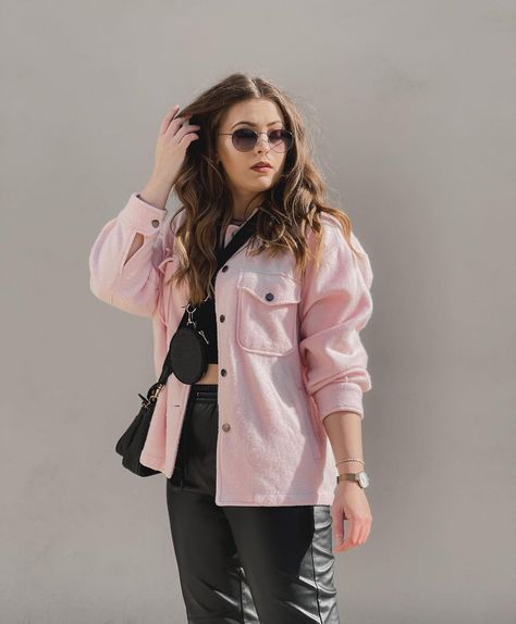 Pink Shacket, Outfit Picnic, Fashion 2025, Outfit 2023, Winter Fits, High Fashion, Rain Jacket, Ootd, Outfit Accessories