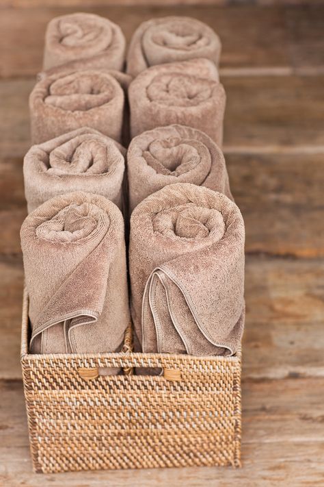 Spa Towels Display, Rolling Towels, Spa Business Plan, Rolled Towels, Massage Room Decor, Facial Room, Home Spa Room, Towel Display, Spa Treatment Room