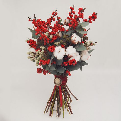 winter bouquet by Jolly Bunch Winter Flower Decorations, Diy Winter Bouquet, Winter Bouquet Ideas, New Years Bouquet, Christmas Floral Bouquets, Winter Flower Bouquet Gift, Small Christmas Bouquet, Diy Christmas Bouquet, Winter Flowers Arrangements