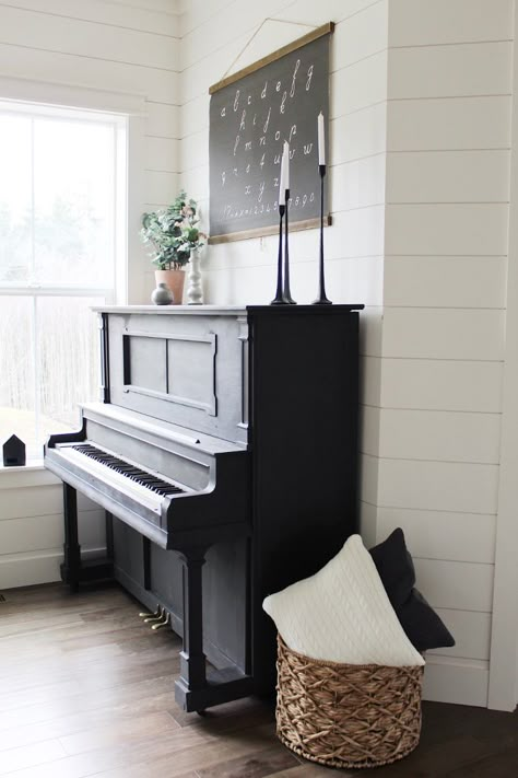 Piano Styling, Piano Room Decor, Piano Living Rooms, Painted Piano, Boho Style Room, Painted Pianos, Piano Decor, Piano Ideas, Black Piano