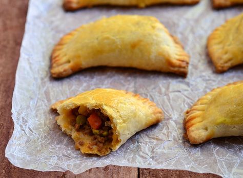 Beef Empanada: dinner tonight Meat Hand Pies, Empanadas Beef, Dessert Empanadas Recipe, Beef Empanadas Recipe, Beef Empanadas, Meat Appetizers, Empanadas Recipe, Meat Snacks, Filipino Dishes