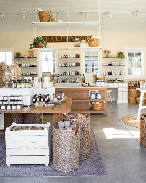 Magnolia on Instagram: “Welcome to Vie Bien Aimee! Our bath + body collection was curated by @joannagaines and includes a variety of skincare, makeup products,…” Magnolia Store, Eco Store, Clothing Store Displays, Flower Shop Design, Store Design Interior, Retail Interior, Tea Room, Market Design, Store Design