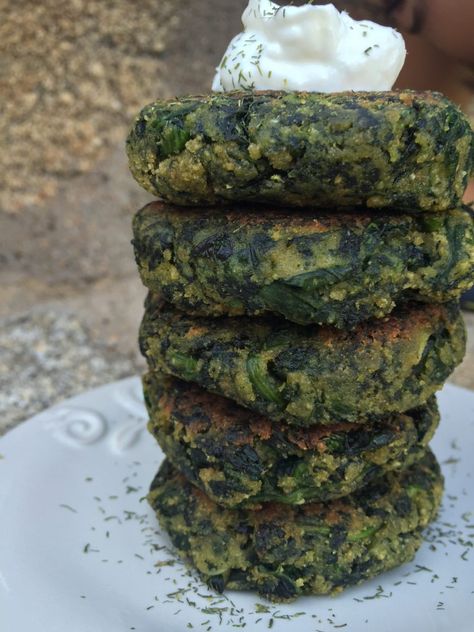 These GREEK SPINACH PATTIES can be made in 15 minutes and are a terrific vegetarian and gluten-free meal for meatless Mondays. Spinach Patties, Greek Spinach, Meatless Monday Recipes, Patties Recipe, Meatless Mondays, Tasty Healthy, Quick Weeknight Meals, Meatless Monday, Side Dishes Easy