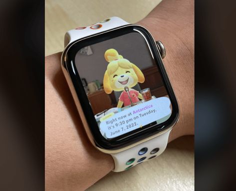 Let this Isabelle Animal Crossing Apple Watch face brighten your week - JustNeko Apple Watch Animal Crossing, Animal Crossing Apple, Isabelle Animal Crossing, Nintendo Switch Animal Crossing, Custom Watch Faces, Apple Watch Face, Face Brightening, Apple Watch Faces, Custom Watch