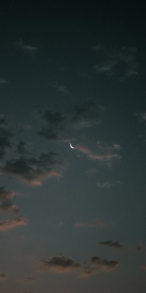 Wallpaper Backgrounds Aesthetic Moon, Black Theme Wallpaper Aesthetic, Moon Iphone Wallpaper, Iphone Wallpaper Moon, Lock Screen Photo, Cool Lock Screen Wallpaper, Attractive Wallpapers, Phone Lock Screen Wallpaper, Aesthetic Moon