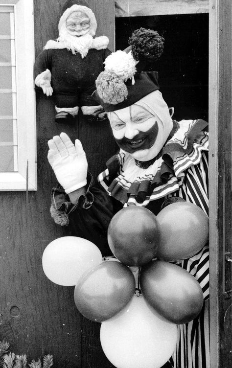 😈 on Twitter: "John Gacy dressed as Pogo the Clown. https://t.co/pkmiClWukH" / Twitter John Wayne Gacy, It Pennywise, Real Monsters, The Darkest Minds, Scary Clowns, Creepy Clown, A Clown, Judy Garland, Dean Martin