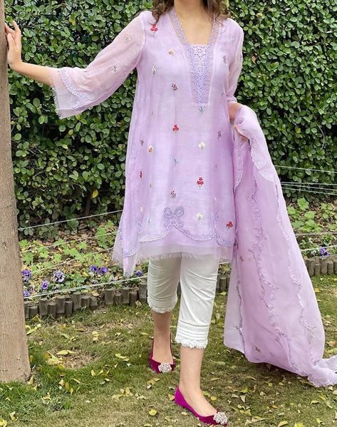 Lilac Colour Dress, Lavender Colour Dress, Purple Color Dress, Angrakha Style Dresses, Lavender Color Dress, Farida Hasan, Long Kurti Patterns, Net Outfit, Pret Wear