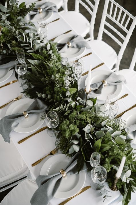 Wedding Florals Greenery, Winter Wedding Florals, Greenery Runner, Winter Table Decorations, Winter Wedding Table, Winter Wedding Centerpieces, Wedding Motifs, Greenery Arrangements, Tafel Decor