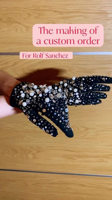 2023 Costumes, Embroidered Gloves, Luxury Gloves, Gloves Diy, Beaded Gloves, Sequins Diy, Black Gloves, Diy Beads, Design Inspo