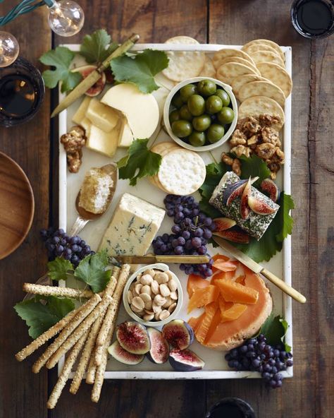 9 Tips for an Easy & Elegant Cocktail Party Fall Cheese Board, Friendsgiving Appetizers, Fall Cheese Boards, Fall Appetizers Easy, Holiday Cheese Boards, Perfect Cheese Board, Thanksgiving Appetizers Easy, Holiday Cheese, Fall Appetizers