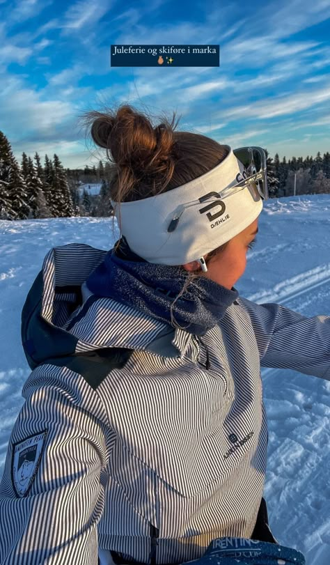 Womens Skiing Outfits, Winter Skiing Outfit, Winter Sport Aesthetic, Cold Weather Gym Outfit, Winter Outfits Skiing, Winter Sport Outfits, Cross Country Skiing Aesthetic, Norwegian Outfits, Womens Snowboarding Outfits