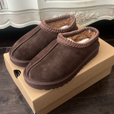 Women Tasmans Uggs Chocolate Brown Brand New Size 7 Forest Night Ugg, Brown Fall Shoes, Chocolate Brown Uggs, Women Shoes 2024 Trends, Uggs Colors, Fall Shoes Aesthetic, Dark Brown Uggs Outfit, Cute Brown Shoes, Brown Uggs Outfit