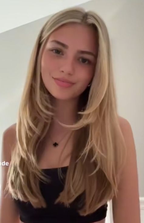 Layers In Blonde Hair, Layers At The Front Of Hair, Layers In The Front Hair Face Framing, Layers In Front Of Hair, Haircut For Pin Straight Hair, Hot Haircuts Women, Cute Hair Cuts For Back To School, Layers On Blonde Hair, Hair Cut Inspo Teen Girl Long