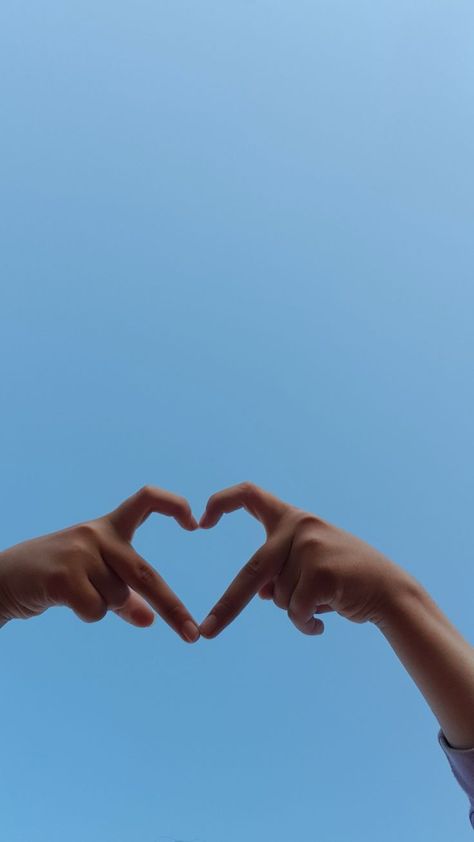 Love Heart Hands Aesthetic, Hands Making A Heart Aesthetic, Make Heart With Hands Couple, Aesthetic Couples Making A Heart, Couples Heart Hands, Hands Poses Photography, Making Hearts With Hands Couple, Making Heart With Hands Couple Aesthetic, Couple Hand Heart Pic