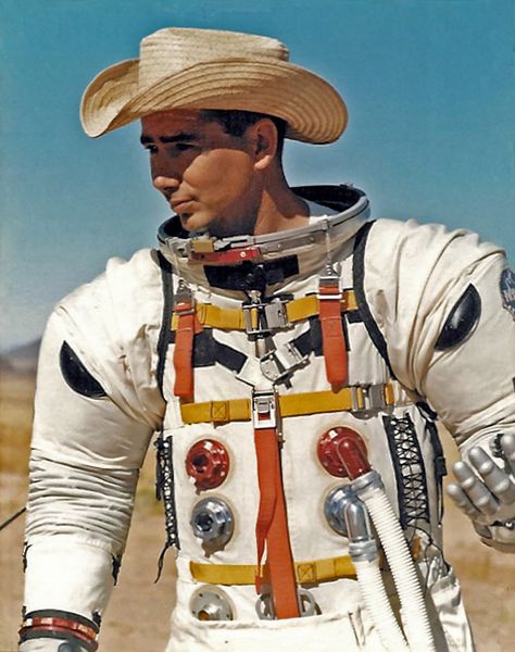 Space Cowboy - In the Arizona dessert, Joe O'Connor of the USGS tests one of many prototypes of the Apollo spacesuit , ca. 1965 - Imgur Cowboys & Aliens, Space Project, Cowboy Aesthetic, Arizona Landscape, Planetary Science, Navajo Nation, Space Cowboy, Space Cowboys, Mojave Desert