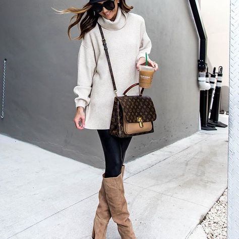 Fall outfit ideas.  Winter outfit ideas. Winter Street Style Outfits, Winter Fashion Looks, Winter Street Style, Winter Outfits Ideas, Outfit Botas, Nude Boots, Baker Boy Hat, Perfect Fall Outfit, Chic Winter Outfits