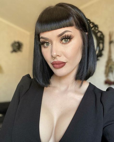 Short Goth Hairstyles, Alternative Haircuts, Subtle Goth, Bob Hairstyle Ideas, Hair Cut Ideas, Dark Beauty Fashion, Bobbed Hair, Edgy Short Haircuts, Goth Gifts