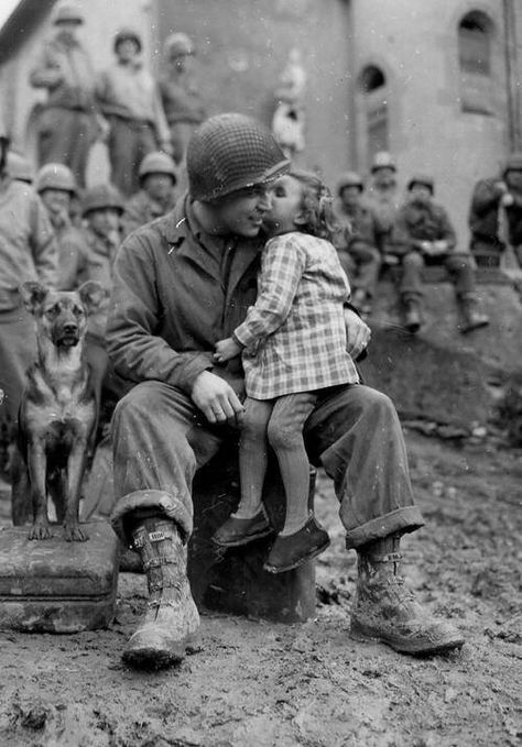 9th Armored Division technician with a little French girl on Valentine’s Day, 14 Feb 1945 - Imgur Vintage Foto's, Plakat Design, Nagasaki, Foto Vintage, Old Photographs, American Soldiers, Photo Vintage, Muhammad Ali, White Photo