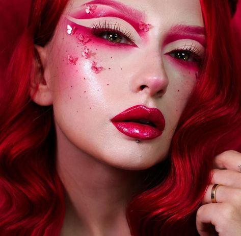 Red Monochromatic Makeup, Monochromatic Makeup Looks, Make Up Brown Eyes, Stunning Makeup Looks, Monochromatic Makeup, Monochrome Makeup, Monochrome Makeup Look, Glossy Eyes, Shimmery Eyeshadow