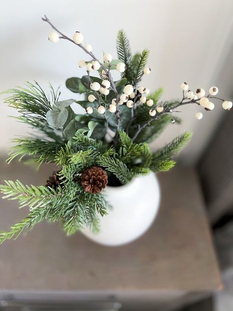 Christmas Tour - Home Bunch Interior Design Ideas Christmas Vases, Home Bunch, Christmas Shoot, Christmas Decor Inspiration, Christmas Tours, Minimalist Christmas, Christmas Wonderland, Christmas Mood, Christmas Deco