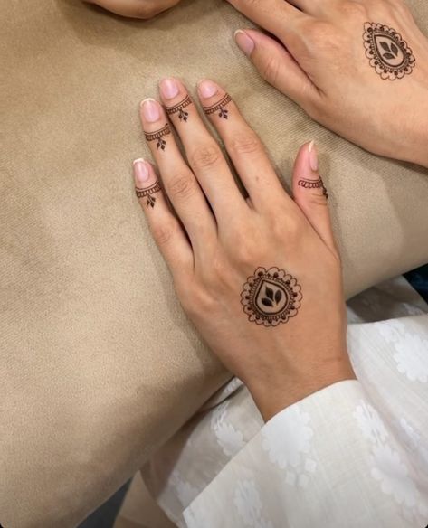 Mehendi Designs For Short Hands, Small Henna Designs Wrist, Aalta Design Hand Aesthetic, Dainty Mehendi Designs, Delicate Mehendi Designs, Cute Mehndi Tattoo, Delicate Henna Designs, Delicate Mehndi Designs, Very Simple Mehendi Designs