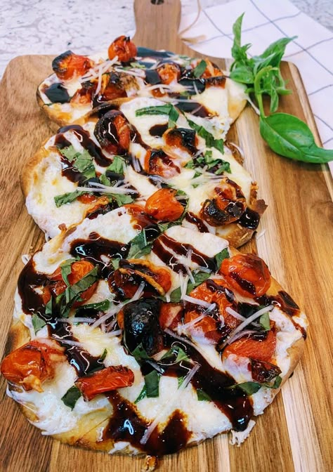 Caprese Flatbread, Balsamic Glaze Recipes, Flatbread Pizza Recipes, Joy Cookies, Girls Dinner, Savory Tarts, Breakfast Pizza Recipe, Naan Pizza, Flat Breads