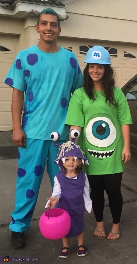 Monster Ag Kostüm, 6 Month Pregnant, Monsters Inc Costume Diy, Monsters Inc Halloween Costumes, Kostum Disney, Disney Family Costumes, Monsters Inc Halloween, Sully Costume, Family Themed Halloween Costumes