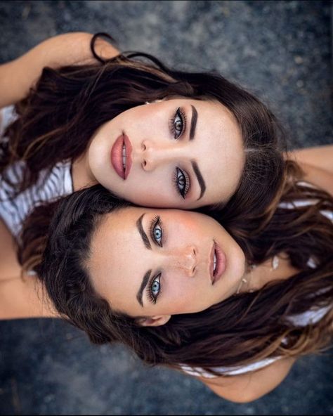 Foto Kids, Twin Photography, Sisters Photoshoot Poses, Sisters Photoshoot, Best Friend Poses, Photographie Portrait Inspiration, Bff Photoshoot Poses, Best Friend Photoshoot, Bff Photoshoot