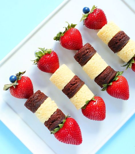 Strawberry Brownie Skewers, Strawberry Skewers Party Ideas, Strawberry Brownie Kabobs, Brownie Skewers, Strawberry Skewers, Strawberry Kabobs, Easy Strawberry Dessert, Strawberry Shortcake Skewers, Dessert Platters