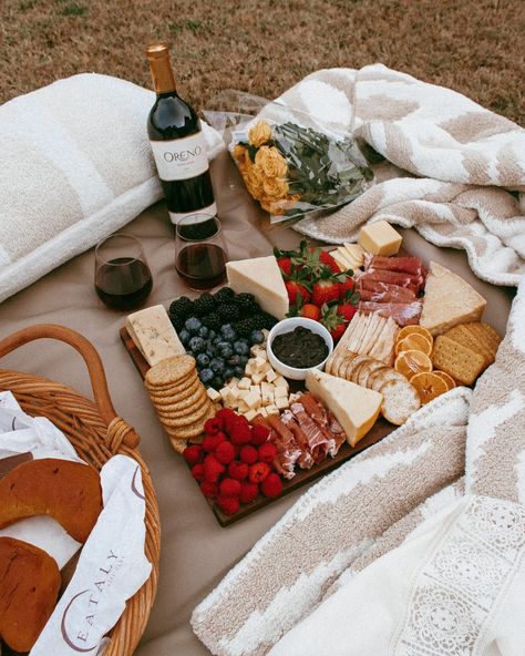 Picnic On Beach Romantic, Intimate Picnic For 2, Surprise Picnic Date For Him, Balcony Picnic Ideas Romantic, Picnic Date Night Romantic, Evening Picnic Aesthetic, Picnic Setup Ideas For Two Romantic, Romantic Picnics For Couples, Picknick Date Romantic