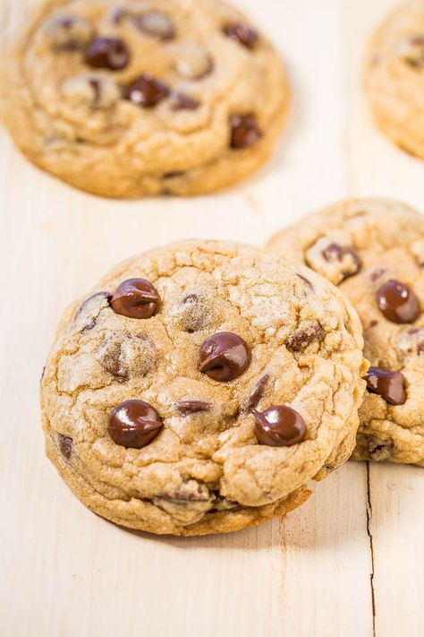 Mrs. Fields Chocolate Chip Cookies {Copycat} - Learn all the SECRETS to making the famous Mrs. Fields cookies at home!! The recipe is easy, spot-on, and they taste just like the real thing!! Chocolate Chip Cookies Copycat, Chip Cookies Copycat, Mrs Fields Chocolate Chip Cookies, Mrs Fields Cookies, Mrs Fields, Perfect Chocolate Chip Cookies, Chocolate Chip Cookie Recipe, Best Chocolate Chip Cookie, Chip Cookie Recipe