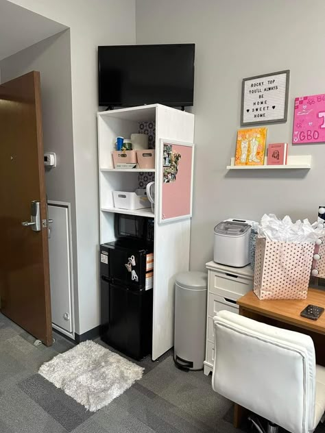 Comfy Dorm Room Ideas, College Dorm Kitchen Ideas, Dorm Tv Set Up, Dorm Room Coffee Station, Dorm Common Area, Dorms College Ideas, College Dorm Needs, Uni Room Ideas Uk, College Dorm Ideas