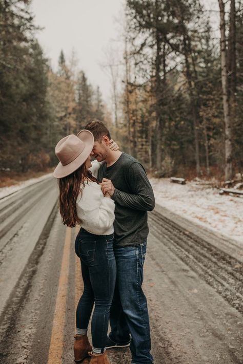 Moody Winter Photoshoot, Couple Photography Winter, Winter Engagement Photos Outfits, Snow Engagement Photos, Snow Engagement, Glacier Montana, Xmas Pics, Hat Snow, Winter Engagement Pictures