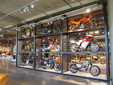 Motorcycle Showroom Interior, Motorcycle Showroom Design, Motorcycle Festival, Industrial Loft Design, Atrium Design, Restaurant Design Inspiration, Motorcycle Store, Garage Workshop Organization, Motorcycle Museum