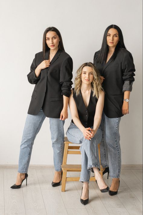 Professional Women Group Photoshoot Ideas, Trio Studio Photoshoot, Three Women Photoshoot, Office Group Photo, Group Portrait Photography, Group Of 3 Poses, Three Person Poses, Team Photoshoot Ideas, Team Photoshoot