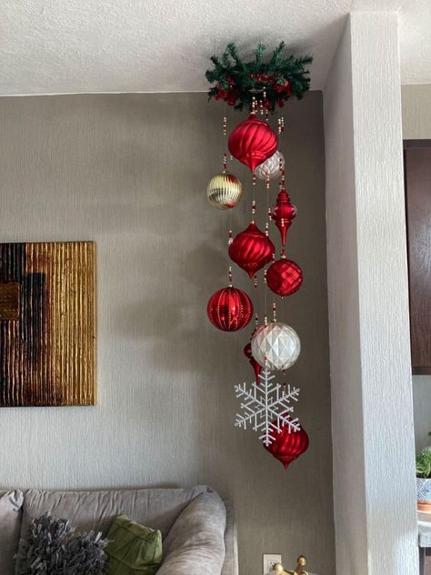 Bonitas y sencillas decoraciones con... - Un millón de IDEAS. Pretty Christmas Decorations, Front Porch Christmas Decor Ideas, Porch Christmas Decor Ideas, Porch Christmas Decor, Christmas Decor Ideas Diy, Front Porch Christmas, Christmas Decor Inspiration, Christmas Themes Decorations, Easy Christmas Decorations