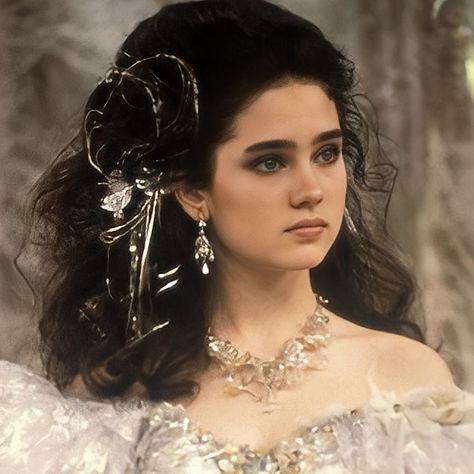 Jennifer Connelly Labyrinth, Sarah Labyrinth, Sarah And Jareth, Labyrinth Art, Labyrinth 1986, Disney Prince, Disney Quiz, Disney Princes, Jennifer Connelly