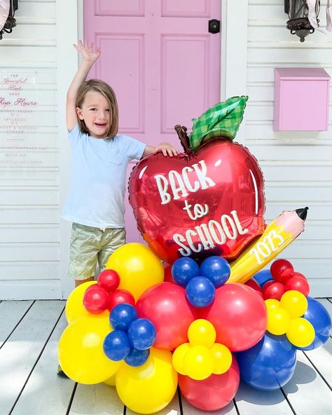 Ashley Cash, Party shop & balloons in Louisiana | Back to school they go!! 📚🍎📓 It’s the most wonderful time of the year! (Jusssst kidding … but no, really! 😂🤪) We want to help you make… | Instagram Back To School Balloon Backdrop, Back To School Balloon Ideas, Back To School Balloon Columns, Back To School Balloon Bouquet, School Birthday Party Ideas, Back To School Balloon Decor, Back To School Balloon Arch, Back To School Balloons, Back To School Party Decorations