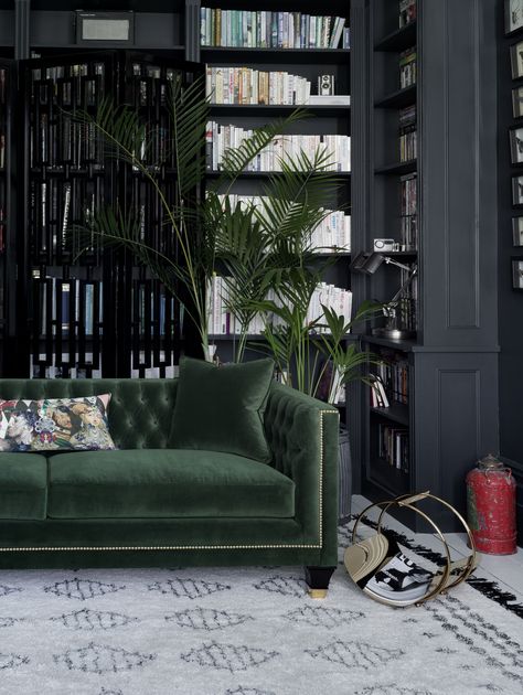 Green Velvet Couch, Emerald Green Sofa, Dark Living Rooms, Green Couch, Set Sofa, Green Velvet Sofa, Velvet Couch, Canapé Design, Green Sofa