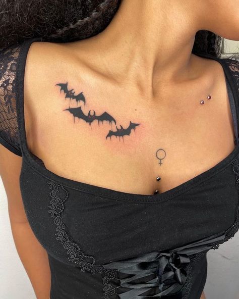 Cool Tattoo Ideas Female, Goth Collarbone Tattoo, Bat Collar Bone Tattoos, Emo Chest Tattoo, Cute Gothic Tattoos, Small Goth Tattoo Ideas, 96 Tattoo, Goth Tatoos, Tattoos Collar Bone