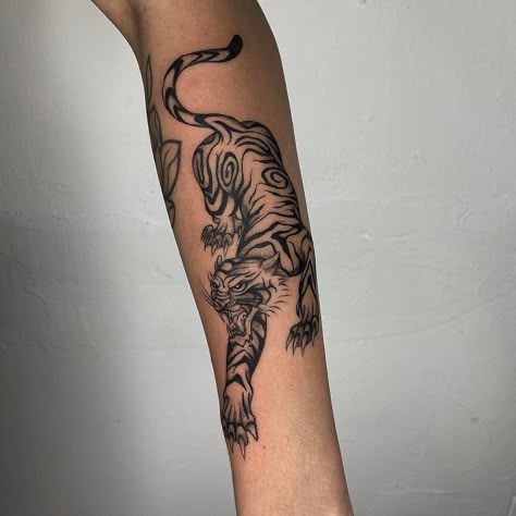 Simple Lion Tattoo, Traditional Tiger Tattoo, Traditional Tattoo Inspiration, Simple Tattoos For Guys, Black Girls With Tattoos, Sun Tattoos, Stylist Tattoos, Badass Tattoos, Tiger Tattoo