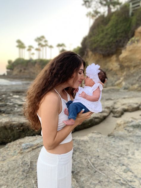 Beach photoshoot Aunt Photoshoot Photo Ideas, Aunt And Niece Photoshoot Photo Ideas, Auntie And Niece Photoshoot, Aunt Photoshoot, Aunt Niece Pictures, Aunt And Niece Photoshoot, Summer Pregnancy Outfits, Baby Aunt, Senior Photography Poses