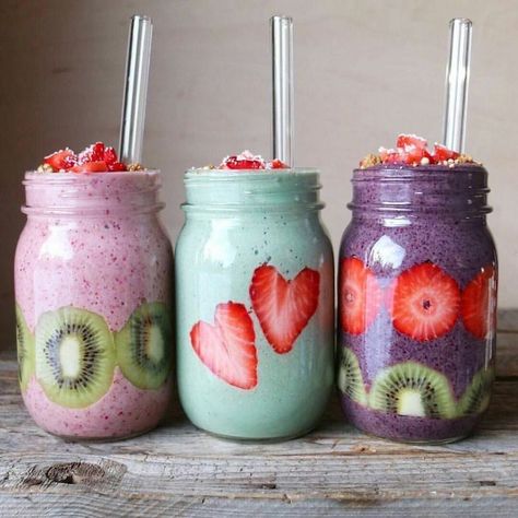 These fruit smoothies are looking pretty cute and perfect for a healthy morning breakfast! Superfood Drinks, Sommer Mad, Better Food Choices, Cibo Asiatico, Resep Smoothie, Desserts Vegan, Milk Shakes, Pastry Desserts, God Mat