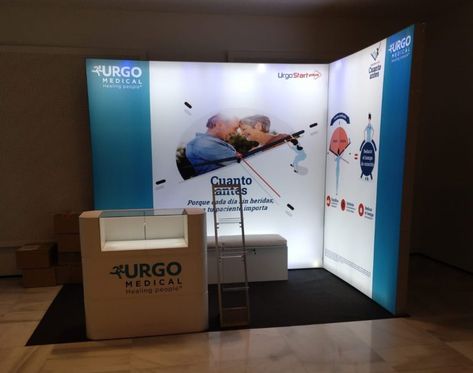 Un stand corporativo, minimalista y elegante, diseñado por Ricard Mata Group.El diseño de este stand de 3×2 metros, en ángulo y realizado en octoaluminio, permitió aprovechar las paredes frontal y lateral para comunicar con impacto la campaña. La gráfica creada para este congreso comunicaba de forma muy visual y clara el mensaje principal, para una total comprensión de los beneficios del producto. Paper Shopping Bag, Medical, Home Decor, Home Décor, Ricard