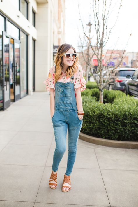 Overalls Womens Denim Overalls Outfit, How To Style Women’s Overalls, Overall Outfit Ideas Fall, Styling Jean Overalls, Feminine Overall Outfits, Mom Overalls Outfit, How To Wear Overalls, Overall Outfits Women, Cute Outfits With Overalls