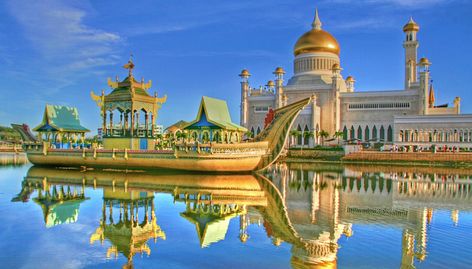 Built in 1984, the Istana Nurul Iman Palace cost over a billion to make.  Click to see the most wildly lavish buildings in history.  #topfive #top5 #funfact #fact #buildings #history Bandar Seri Begawan, Dome Of The Rock, Forbidden City, Sistine Chapel, Houses Of Parliament, Great Paintings, Architecture Old, Art Appreciation, See Images