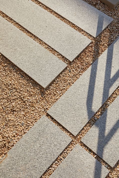 TANNING IN THE CITY – FRAGMENT Garden Pavement, Stone Pavement, Materials Board Interior Design, Landscape Pavers, Paving Pattern, Paving Ideas, Paving Design, Garden Paving, Urban Park