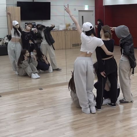 Your Kpop Idol Life, Kpop Dancers Aesthetic, Kpop Training Aesthetic, Kpop Dr Aesthetic, Kpop Dancing Aesthetic, Idol Trainee Aesthetic, Trainee Life Aesthetic, Kpop Dance Practice Aesthetic, K Pop Trainee Aesthetic